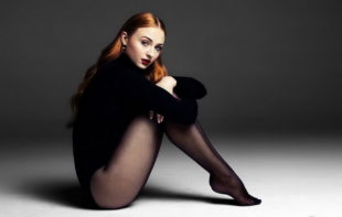 Sophie Turner in collant velati