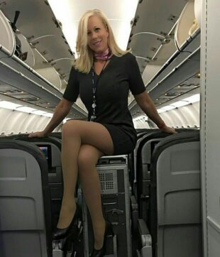Stewardess in collant sul carrello del cibo