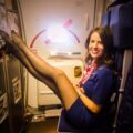 Stewardess in collant stende le gambe e i piedi