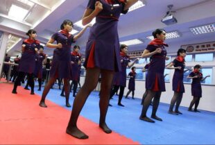 Stewardess si allenano con il karate