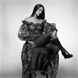 Jane Seymour in collant e stivali
