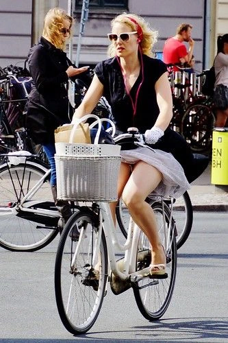 Pin-up in bici: gonna al vento per le strade della città