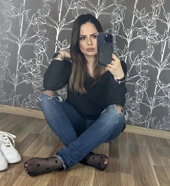 Mirror selfie: jeans strappati e calze a pois