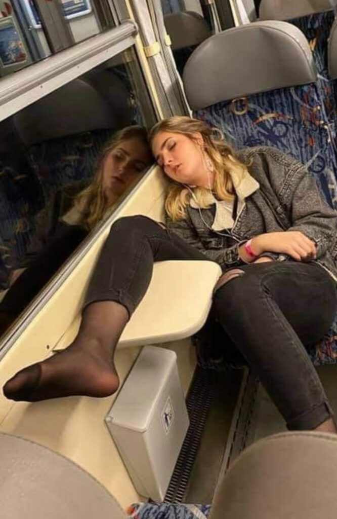 Addormentata in treno: piede velato in primo piano